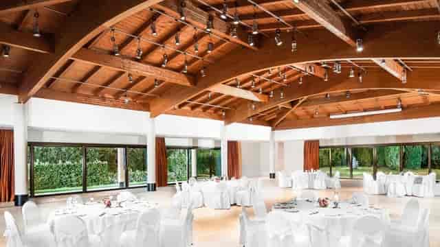 Sheraton Rome event venue with wood beams, ideal for corporate banquets and social galas.