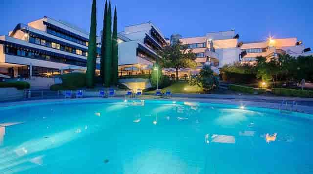 Bar at NH Roma Villa Carpegna with pool deck for upscale corporate incentive receptions.