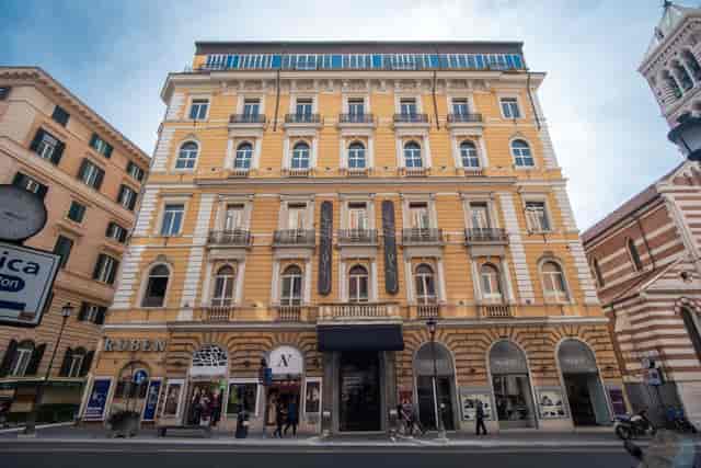 Rooftop bar at La Griffe Hotel, Rome: luxury executive off-site and corporate incentive venue.