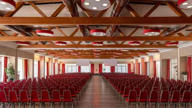 Theater-style Fiera Roma conference center with timber beams for corporate events and keynotes.