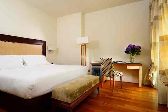 Modern hotel room for business travel with workspace, UNA HOTELS Decò Roma corporate accommodation.