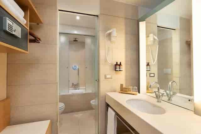 Modern hotel bathroom at Precise House Mantegna Roma for business meetings and corporate events.