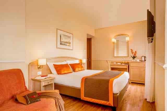 Hotel Santa Costanza room with workspace, ideal for business travel and conference accommodation.