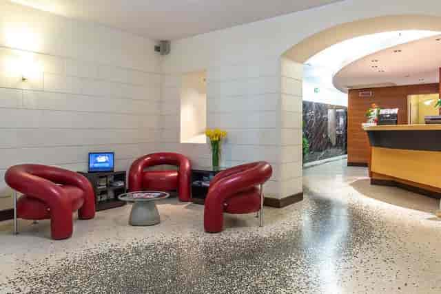 Hotel Memphis lobby breakout area with fixed seating for business meetings and event check-ins.