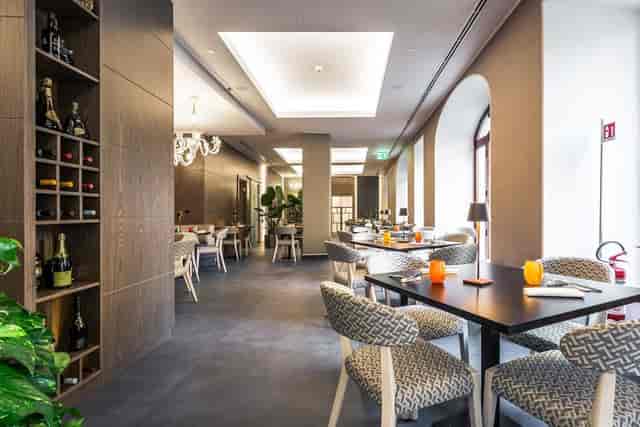 Hotel Memphis reception space with bar, ideal for corporate mixers and networking events.