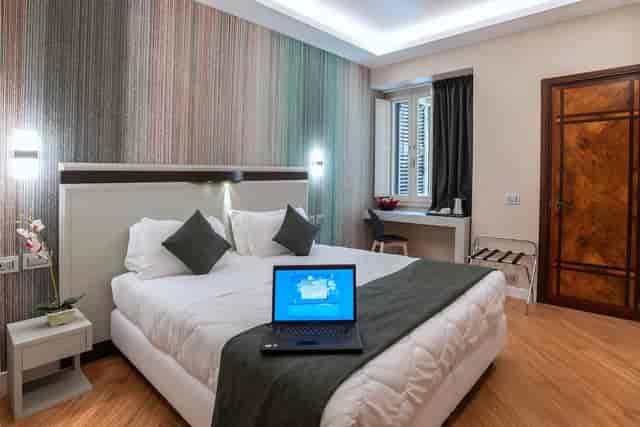 Hotel Memphis reception: modern bleisure workspace for remote and hybrid conferences.