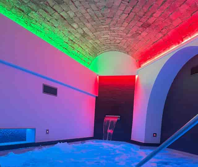 Modern vaulted restaurant with LED lighting for corporate events and gala dinners.