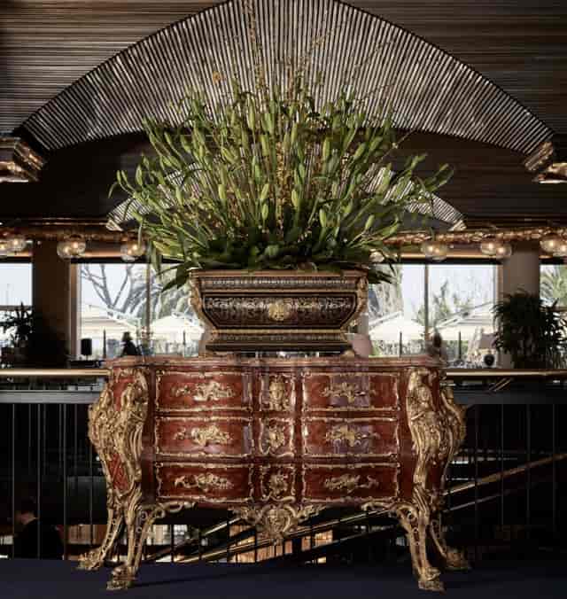 Luxury gala registration area at Rome Cavalieri, featuring an opulent event lobby centerpiece.
