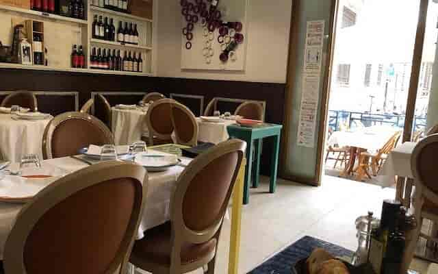 Bacco + Terra: Upscale B2B dinner setup with white-linen tables for corporate events.