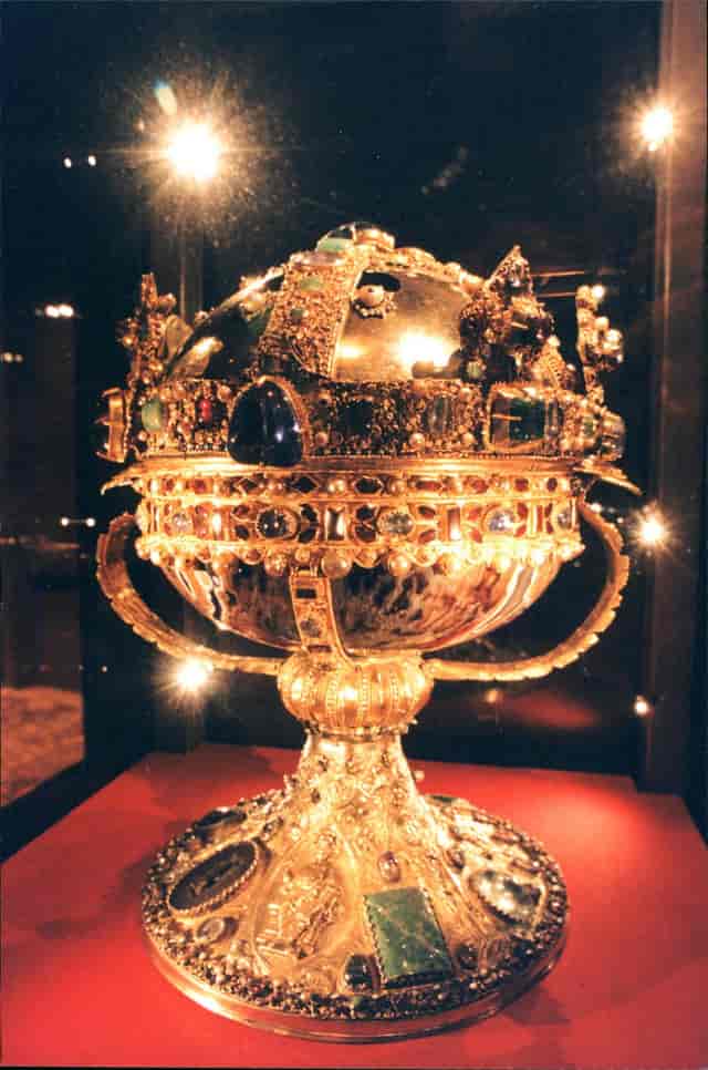 Gold Room at Swedish History Museum: luxury gala venue with ornate gold centerpiece.