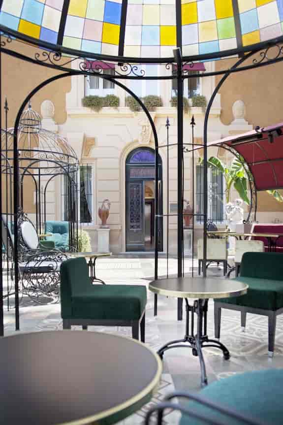 Bar in The Corner Roma: Upscale courtyard venue for networking events and cocktail hours.