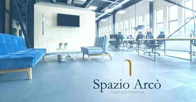 Tiberina meeting room at Spazio Arcò: modern ergonomic workspace for hybrid meetings and coworking.