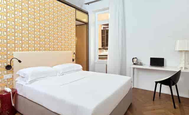 Boutique Centrale Palace bleisure guest room with dedicated workspace for corporate travel.
