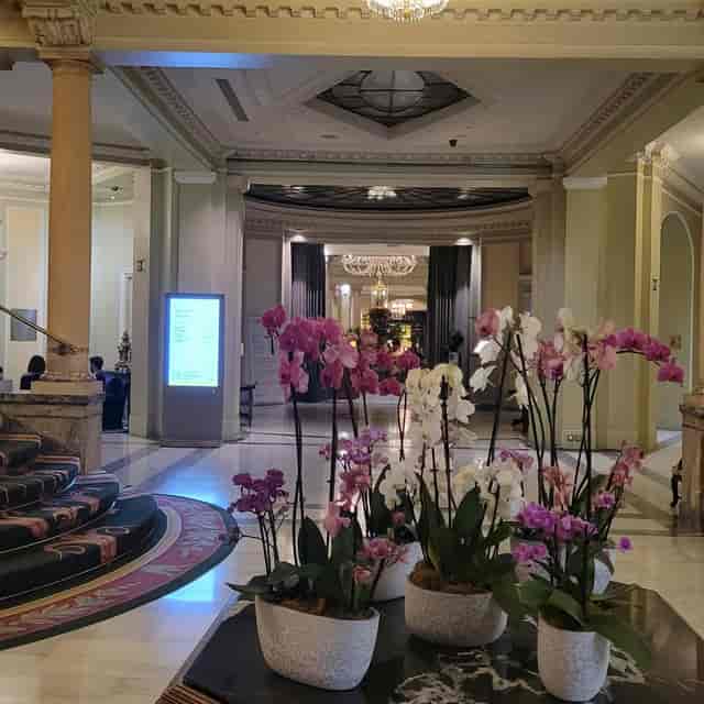 Elegant Galería Foyer at The Palace: luxury event registration and guest arrival venue.