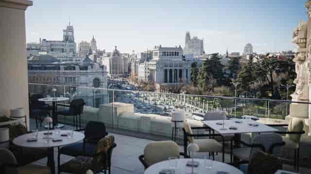 Rooftop cocktail reception at Azotea Cibeles, Madrid with premium city skyline backdrop.