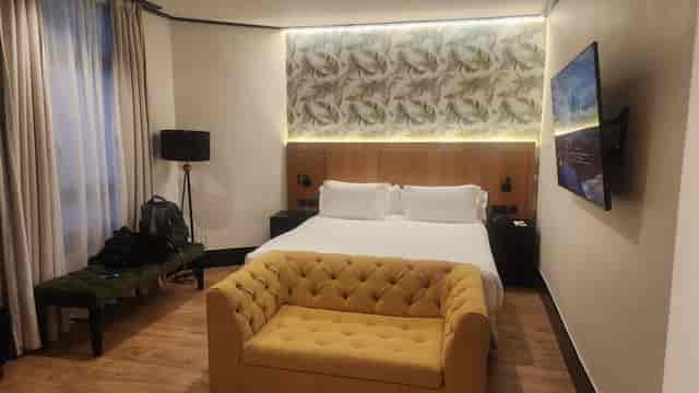 VIP guestroom at H10 Puerta de Alcalá with modern seating for private event consultations.