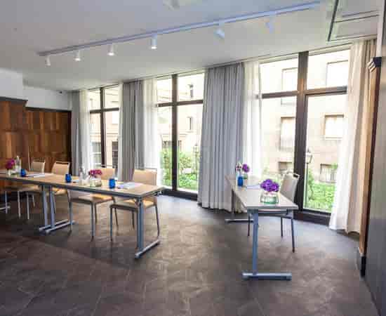 Classroom-style meeting room with natural light for professional workshops and corporate events.
