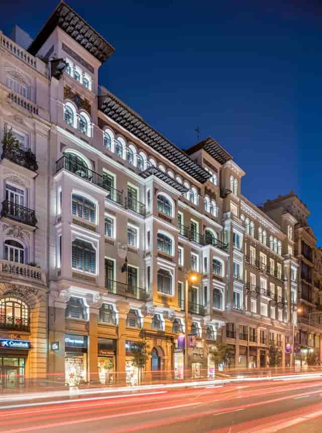 Meeting Room 4 at Catalonia Gran Vía Madrid with elegant lighting for corporate events.