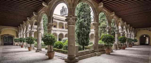 Chamber of Charles V: Historic, atmospheric venue for luxury cocktail receptions and networking.
