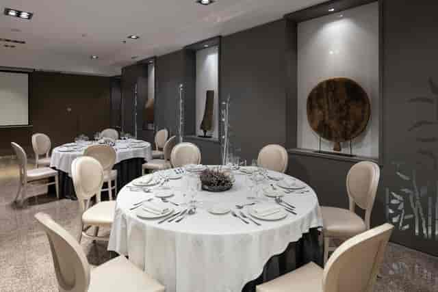 Salón Real banquet setup in Catalonia Atocha, ideal for corporate dinners and board meetings.