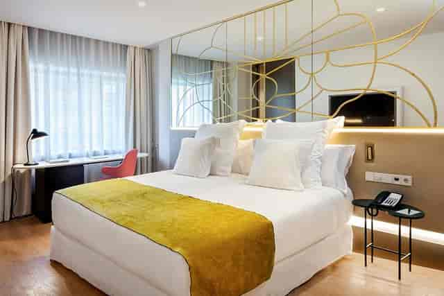 Luxury hotel room at B-LikEat Barceló Torre de Madrid, ideal for corporate events and VIP stays.