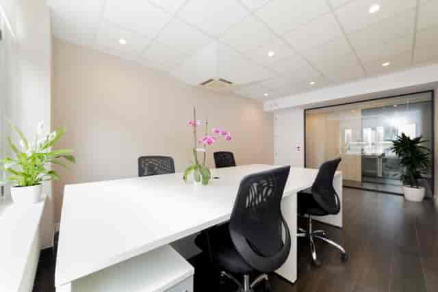 INSPIRA meeting room with minimalist decor, ideal for small-group strategy sessions and workshops.