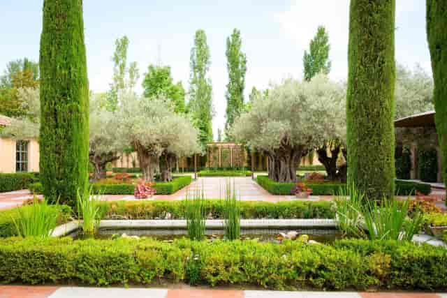 Mediterranean garden at La Quinta de Jarama, perfect for elegant outdoor wedding receptions.