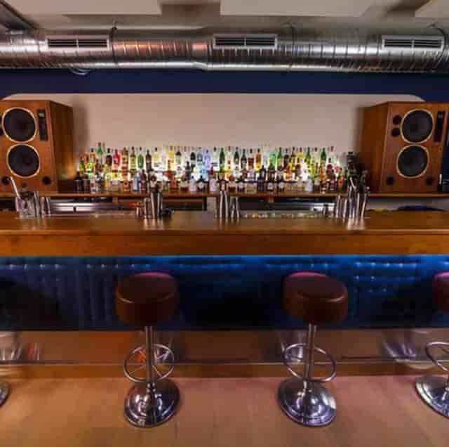 Gastronomía at Tempo Club: Retro cocktail bar for high-energy networking and corporate events.