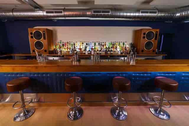 Industrial-chic bar at Sala Disco, Tempo Club – ideal for networking events and lounge receptions.