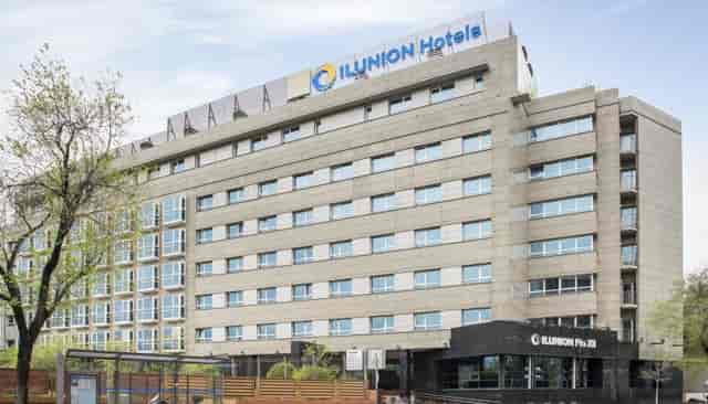 Modern hotel restaurant in ILUNION Pío XII for corporate groups and training conferences.