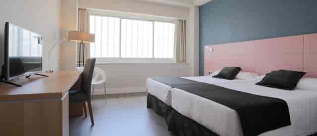 Modern twin hotel room at Alcala Hotel Chamartín The One, ideal for business travel and conferences.