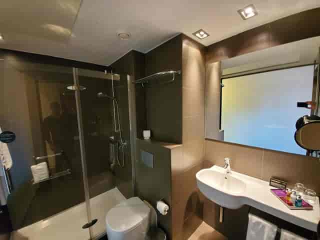 Modern hotel bathroom in Crowne Plaza Madrid, ideal for business travel and site inspections.