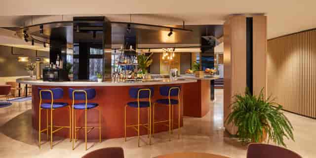 Modern hotel bar in Madrid with warm lighting, ideal for VIP networking and cocktail events.