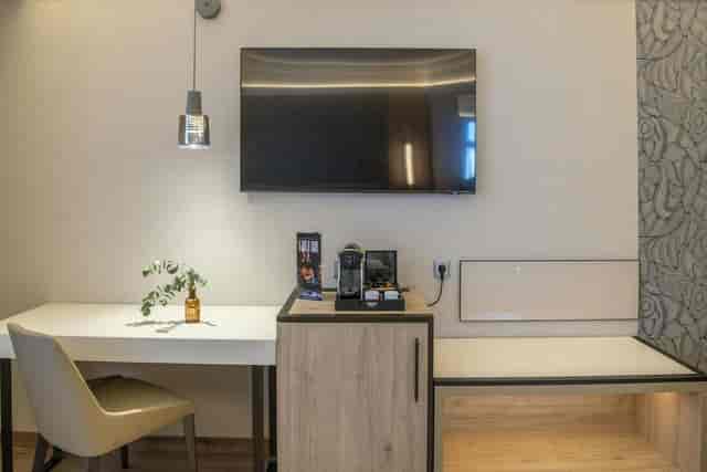 Hispania Room at VP SOGNIO Metropolitano: modern workspace for business travel and bleisure stays.
