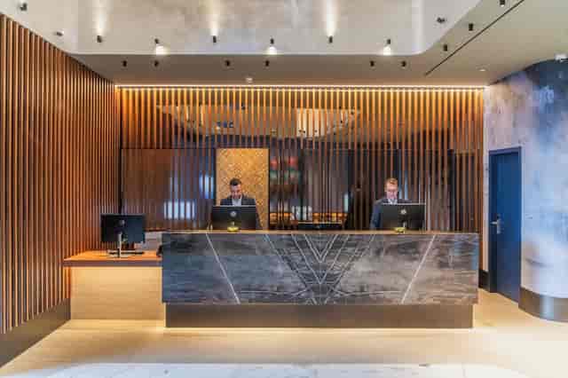 Modern hotel reception desk at VP SOGNIO Metropolitano for corporate event or business meetings.