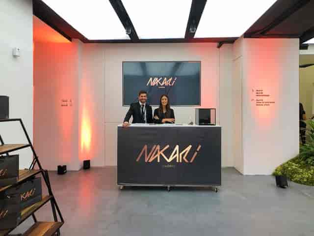 Minimalist Nakari trade show booth with digital display for corporate events and exhibitions.