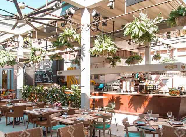 Florida Park restaurant venue with integrated bar for receptions and networking mixers.