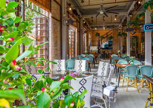 Industrial-chic restaurant venue for corporate networking and luncheon events in Florida Park.
