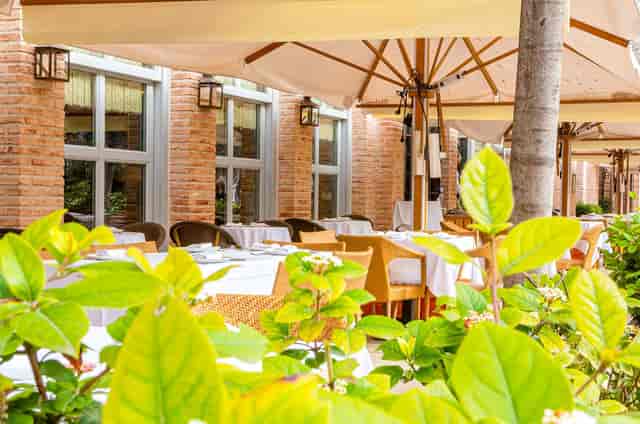 El Pabellon Florida Park networking luncheon, white-linen tables, corporate event setup.