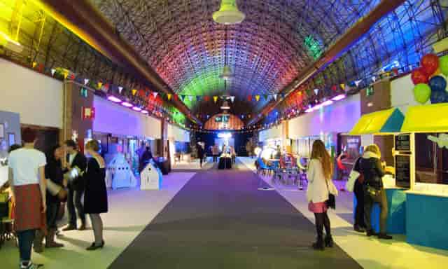 Zielou event space at MEEU Madrid with industrial vaulted ceilings and dramatic uplighting.
