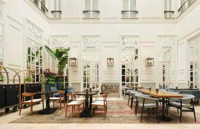 Only YOU Penthouse Madrid: light-filled atrium for networking events and corporate conferences.