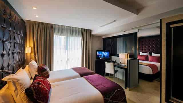 Hotel Mirador de Chamartín twin room for corporate event accommodation and business lodging.