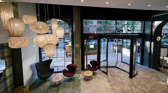 Arte 14 boutique lobby lounge for intimate networking and business meetings at Hotel Mirador.