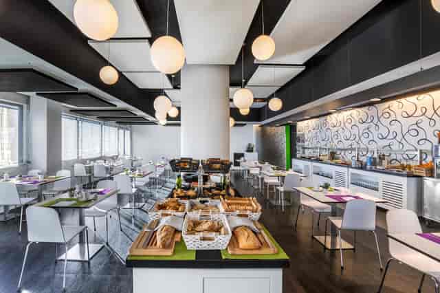 Modern hotel breakfast bar at Hotel Zentral Castellana Norte for event catering and business meetings.