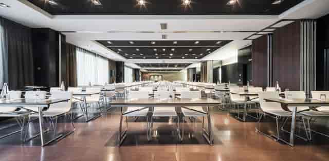 Classroom-style seminar room at ILUNION Suites Madrid for corporate training events.