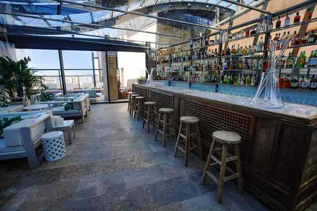 Rooftop bar with retractable roof at Hotel Urban, ideal for corporate events and networking.