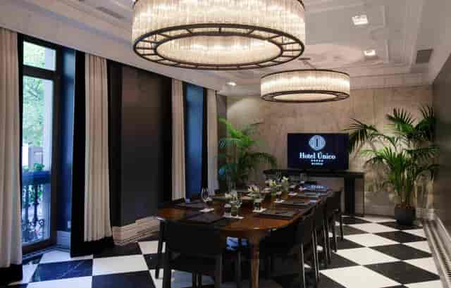 Luxury boardroom at Hotel Único Madrid with statement lighting for executive meetings and events.