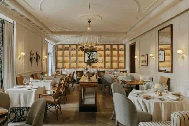 Elegant Salon Lounge at Hotel Único Madrid, ideal for luxury executive dinners and private events.