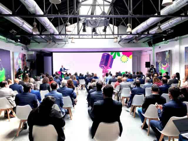 Industrial-chic corporate presentation venue with LED wall, ideal for conferences and workshops.