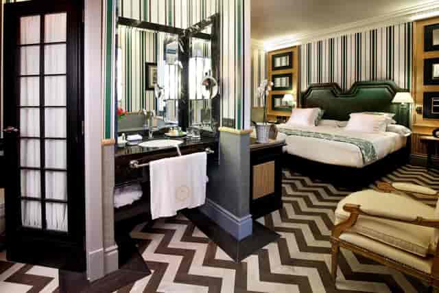 Salón de Espejos, Heritage Madrid Hotel with luxury open bathroom for VIP and leisure stays.